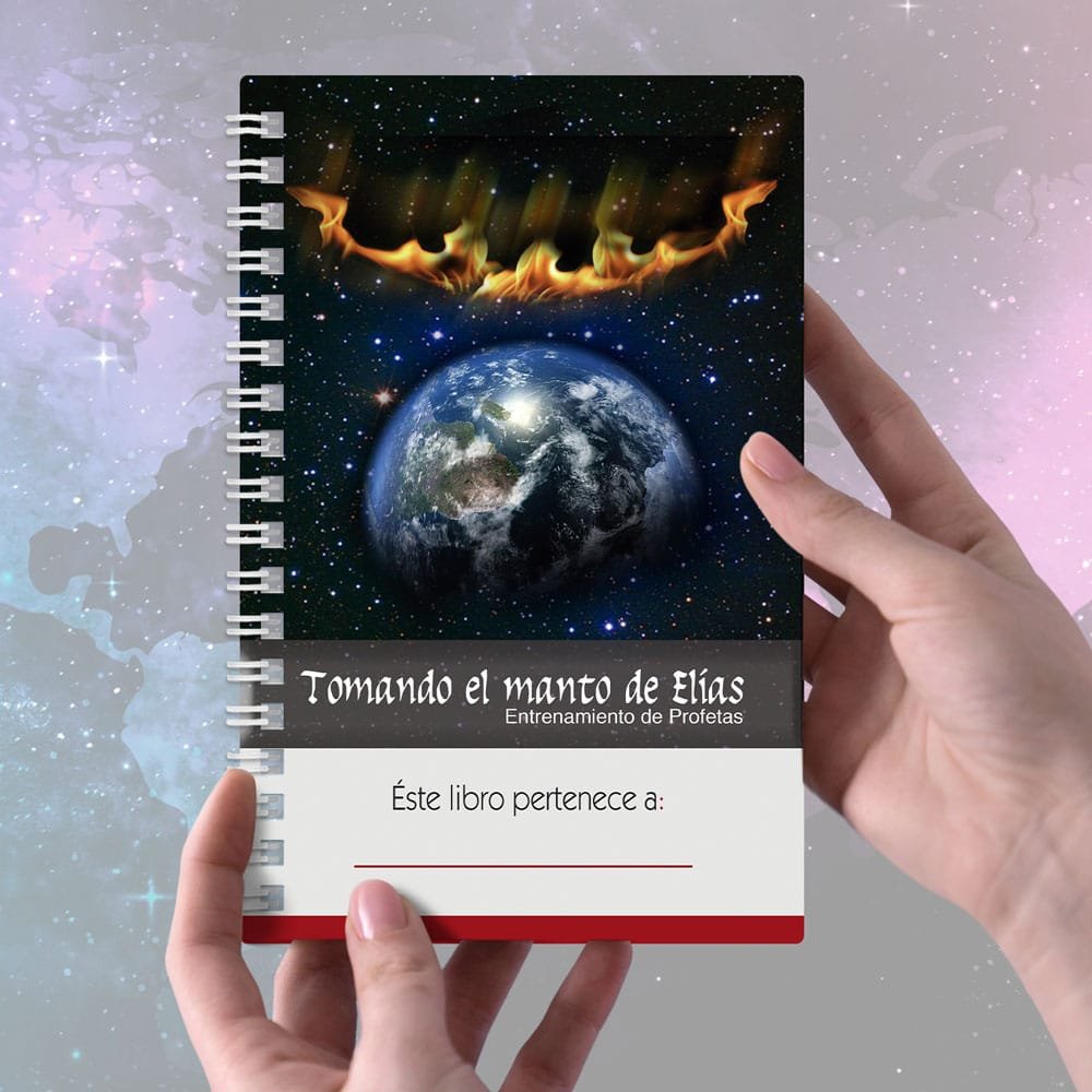 El libro Tomando el manto de Elías sostenido en las manos.